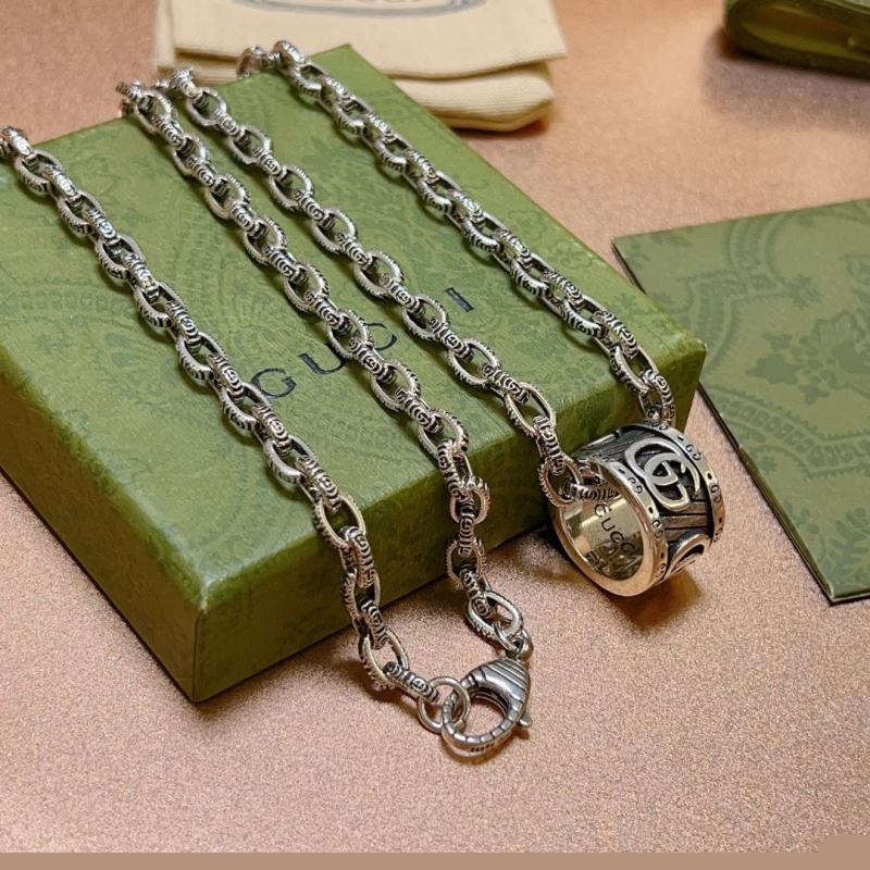 G*u*i necklaces